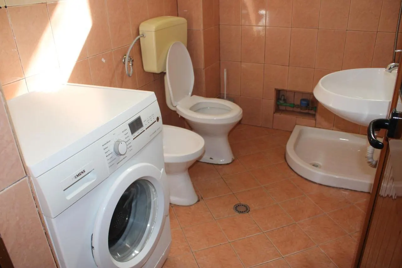 Deni Family Apartament Tirana Apartment