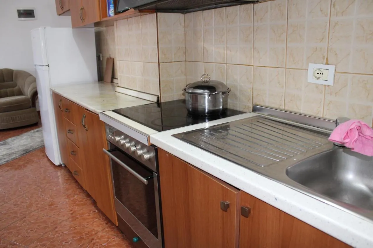 Deni Family Apartament Tirana Apartment
